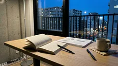 「賢者が月を指せば愚者は指を見る」――なぜ私たちは“指”に目を奪われるのか、本質に戻る思考のコツ